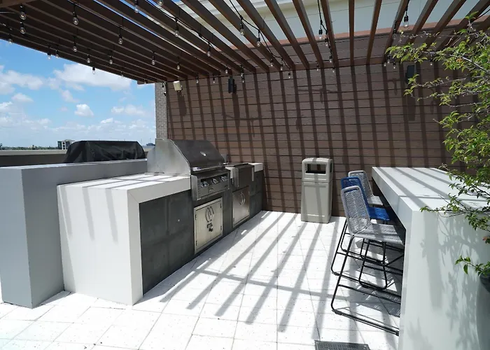 1113-Stunning 2Br2Ba Midblock Free Parking
