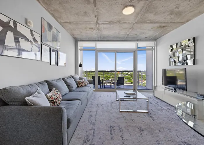 1113-Stunning 2Br2Ba Midblock Free Parking