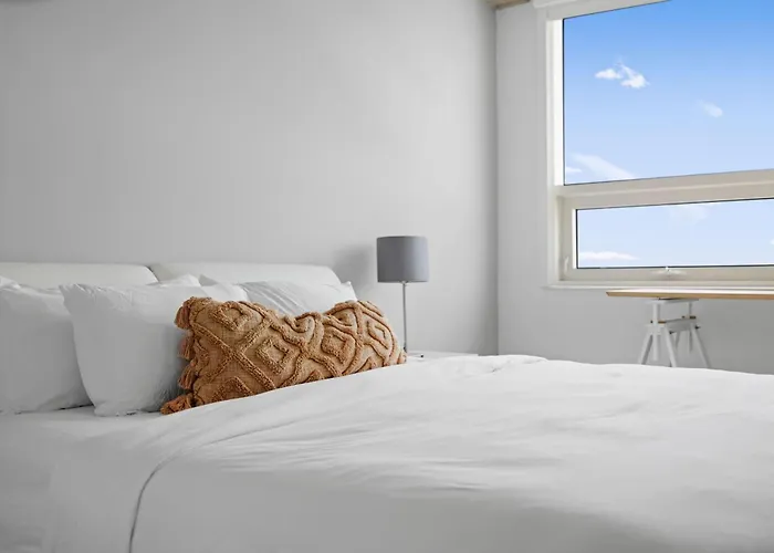 1113-Stunning 2Br2Ba Midblock Free Parking
