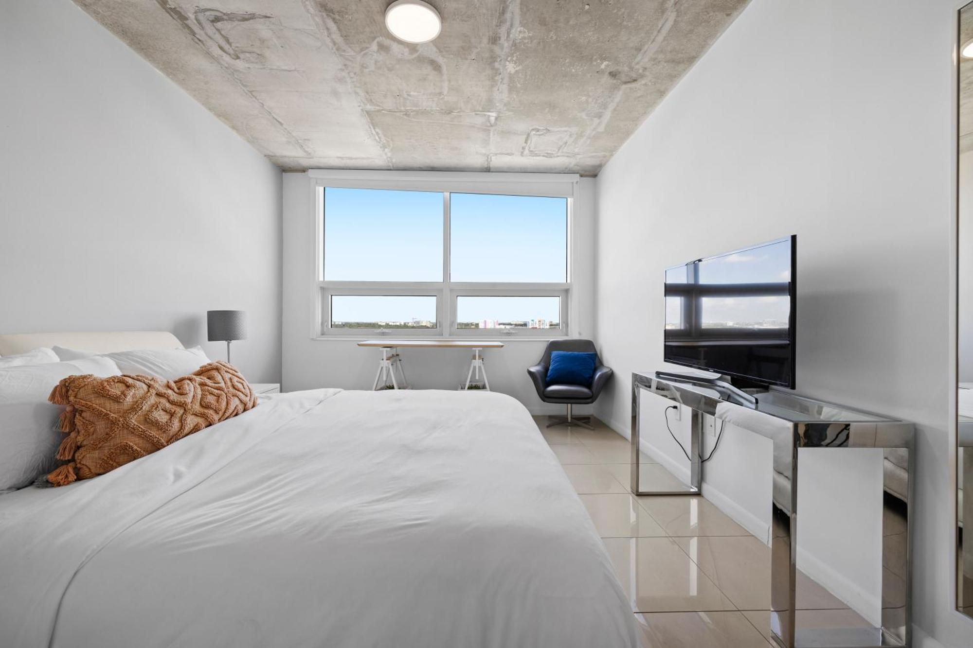 1113-stunning 2br2ba Midblock Free Parking Apartment *