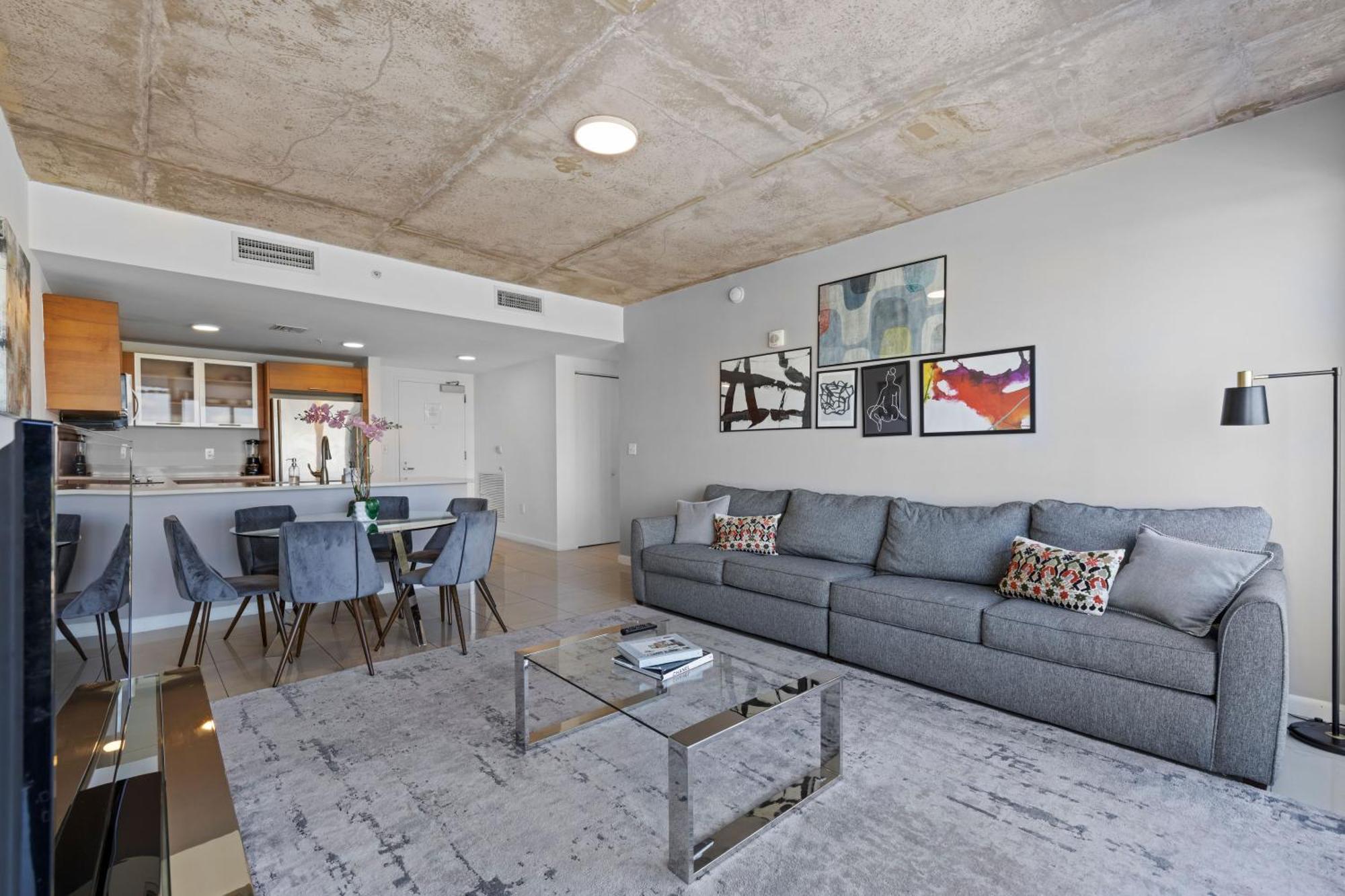 1113-stunning 2br2ba Midblock Free Parking