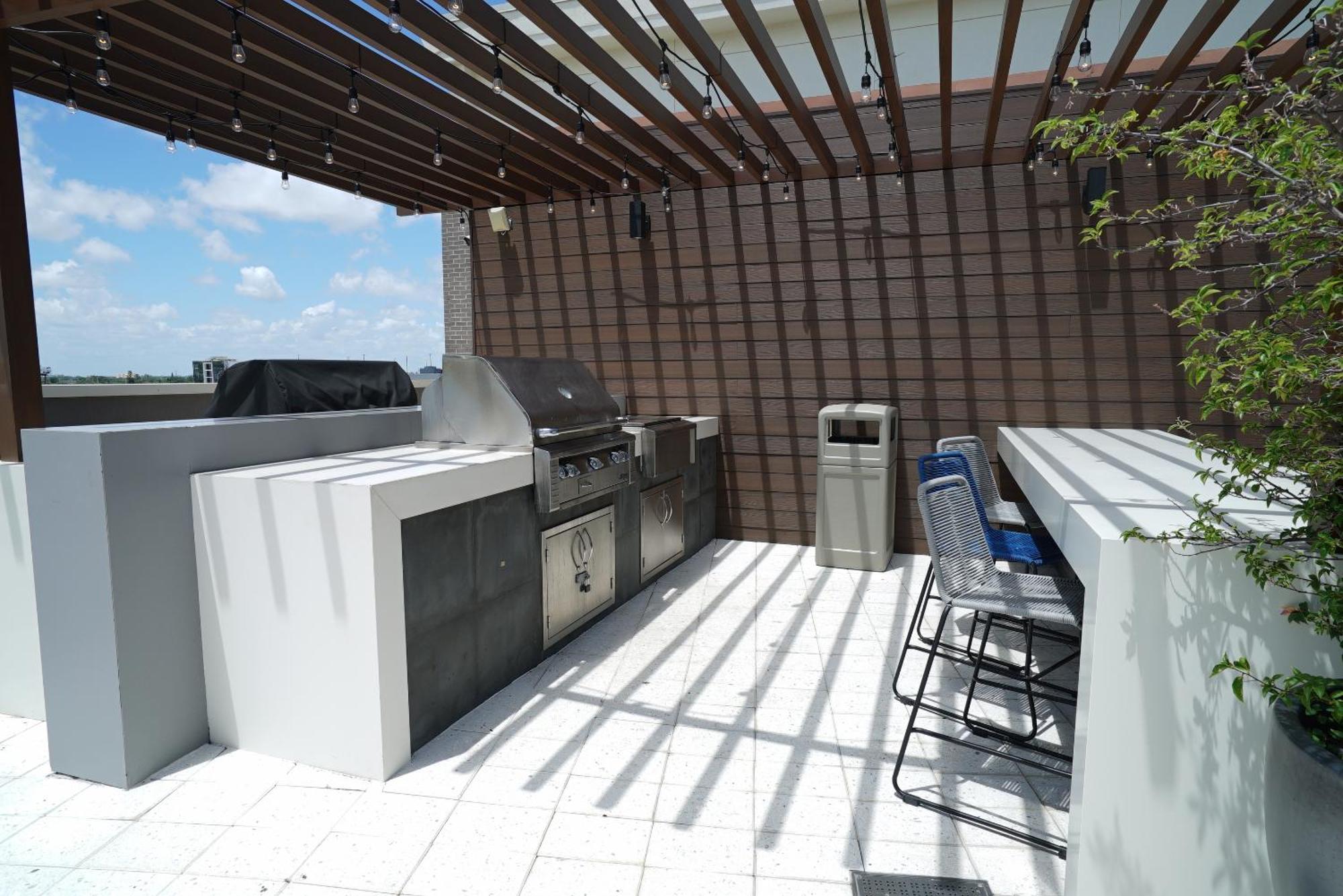 1113-stunning 2br2ba Midblock Free Parking Apartment *