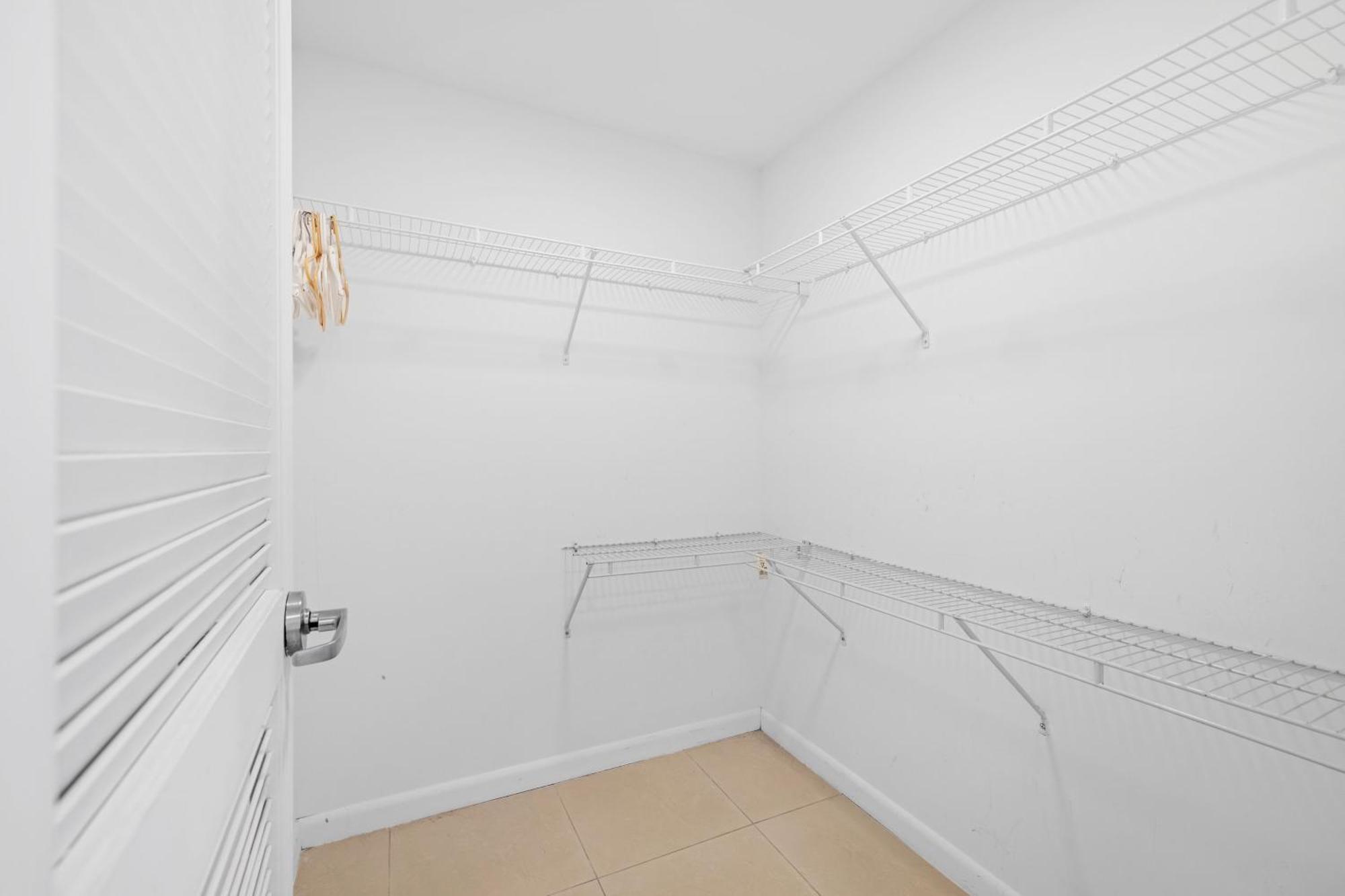1113-stunning 2br2ba Midblock Free Parking *