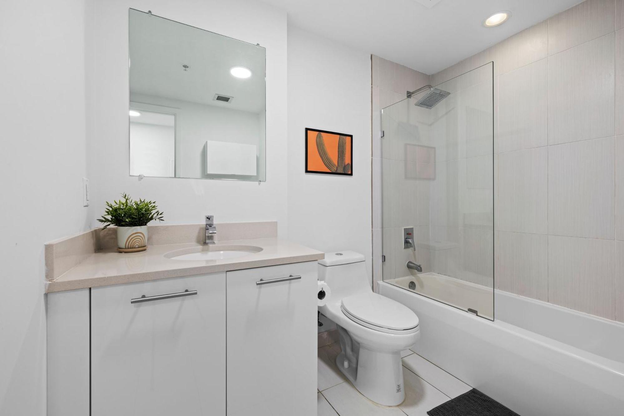 1113-stunning 2br2ba Midblock Free Parking Apartment
