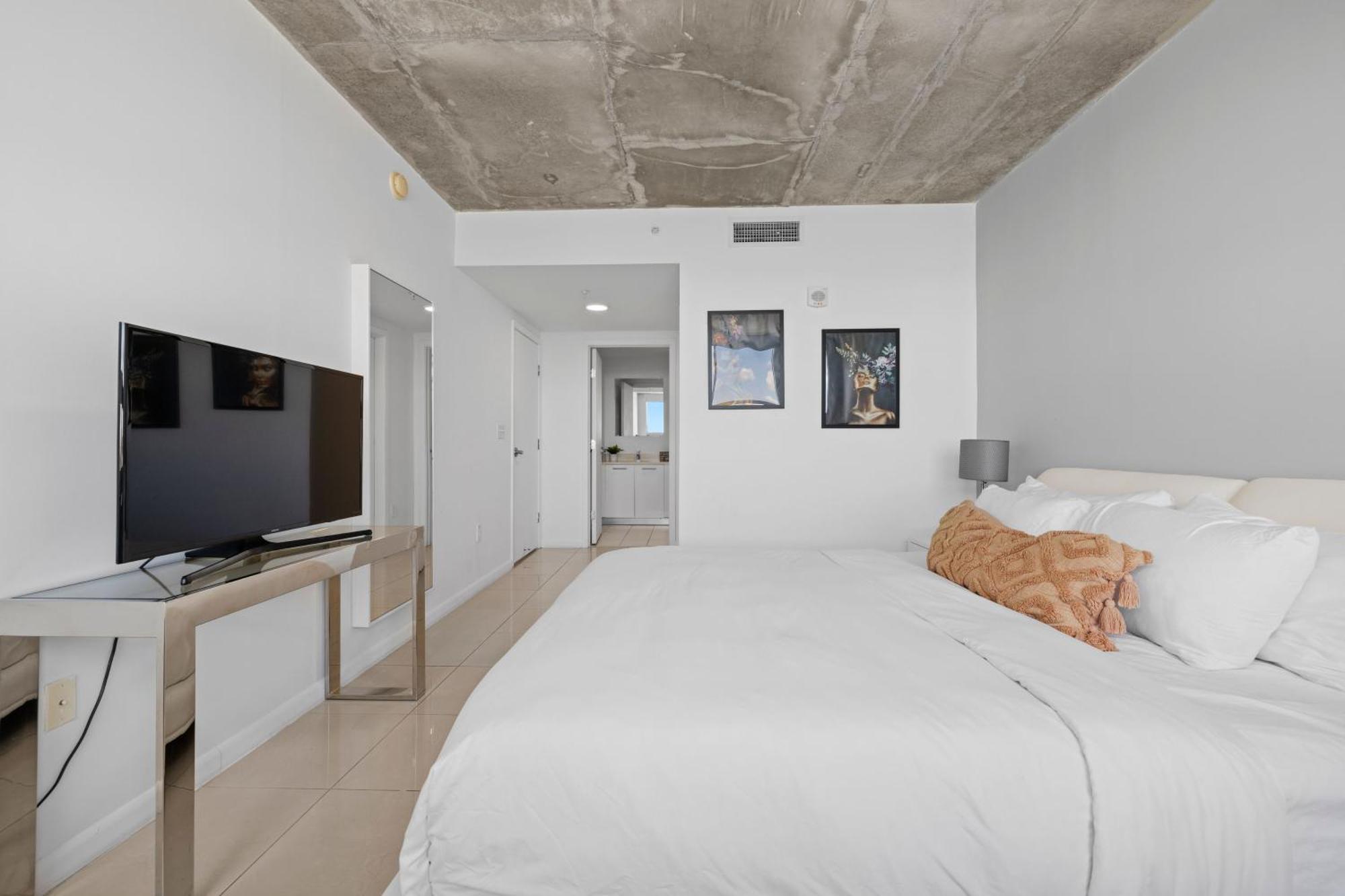 1113-stunning 2br2ba Midblock Free Parking Miami