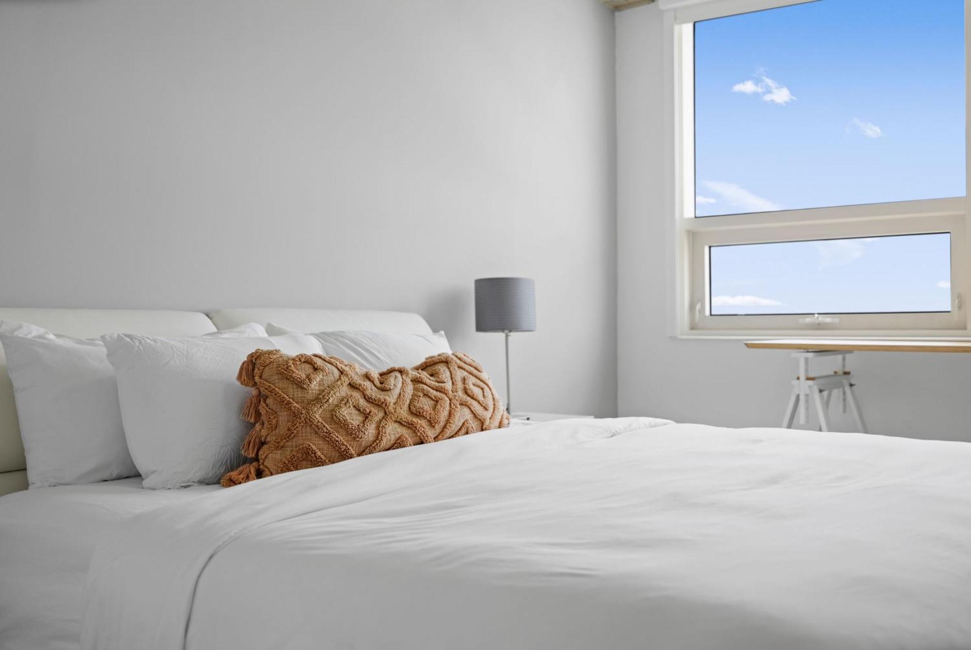 1113-stunning 2br2ba Midblock Free Parking Apartment
