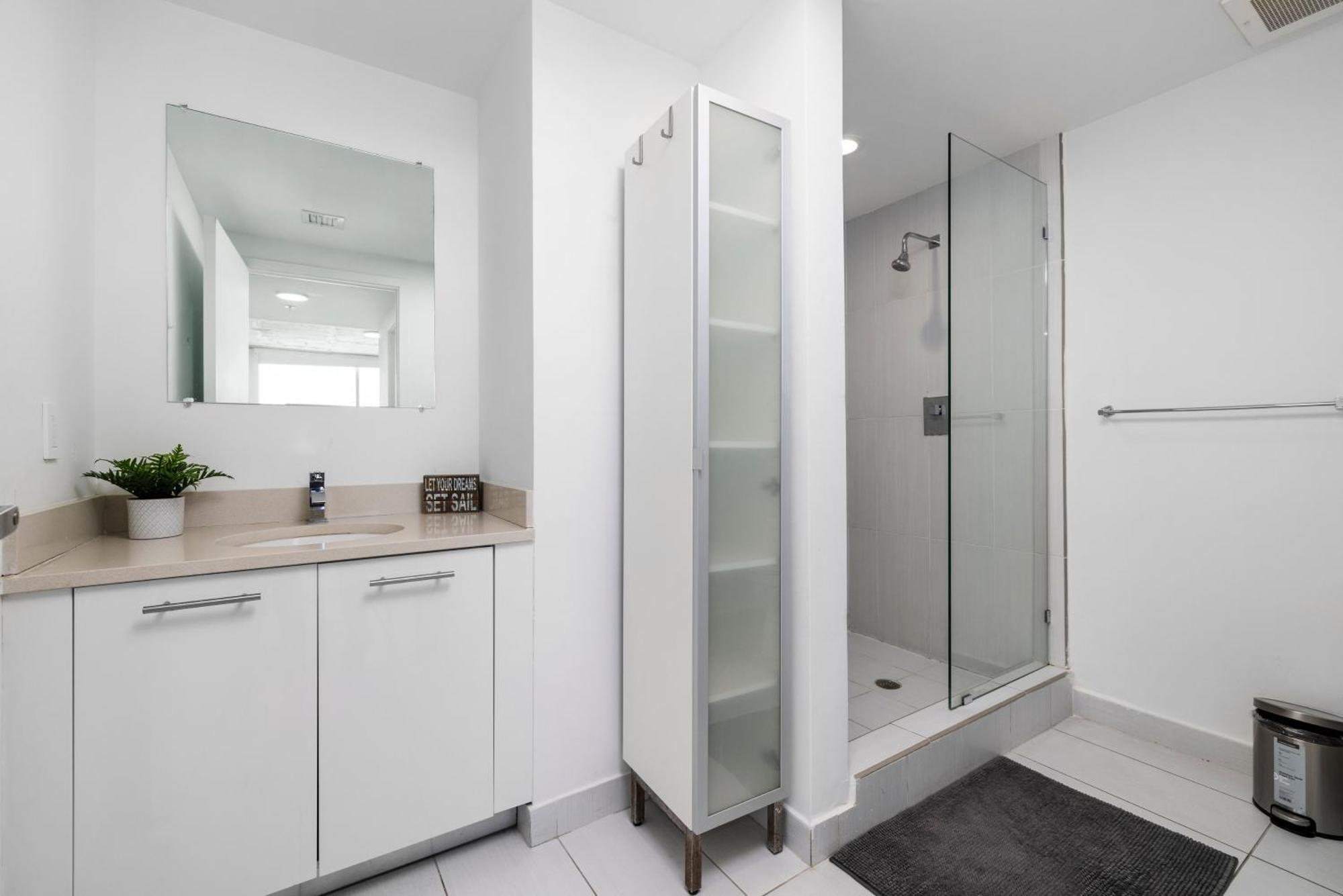 1113-stunning 2br2ba Midblock Free Parking Apartment