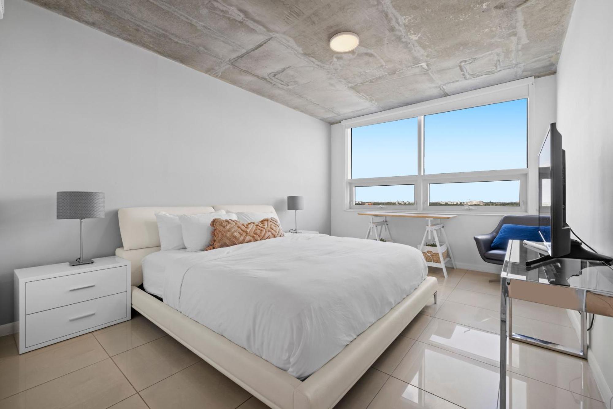 1113-stunning 2br2ba Midblock Free Parking *