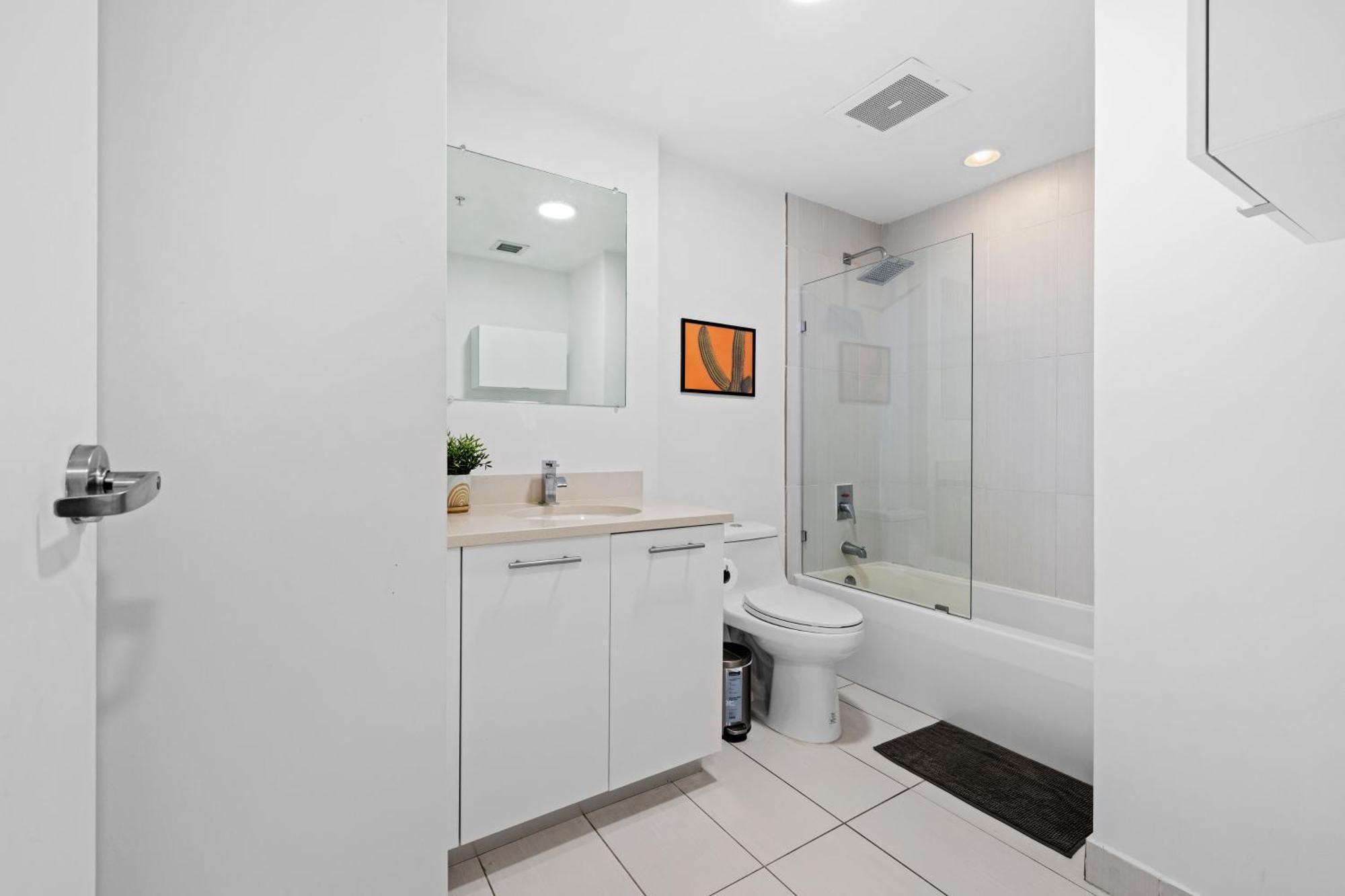 Apartment 1113-stunning 2br2ba Midblock Free Parking *