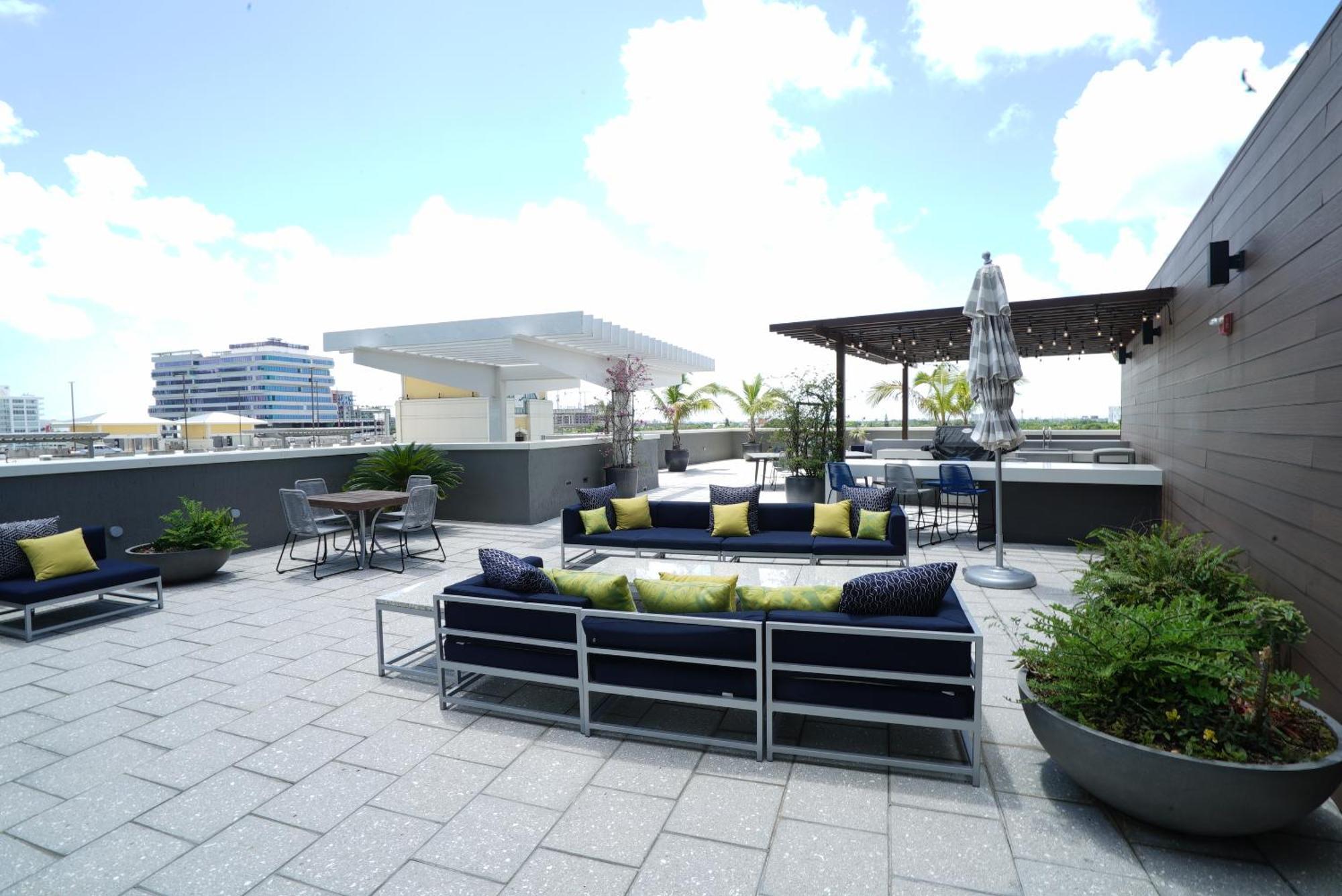 1113-stunning 2br2ba Midblock Free Parking