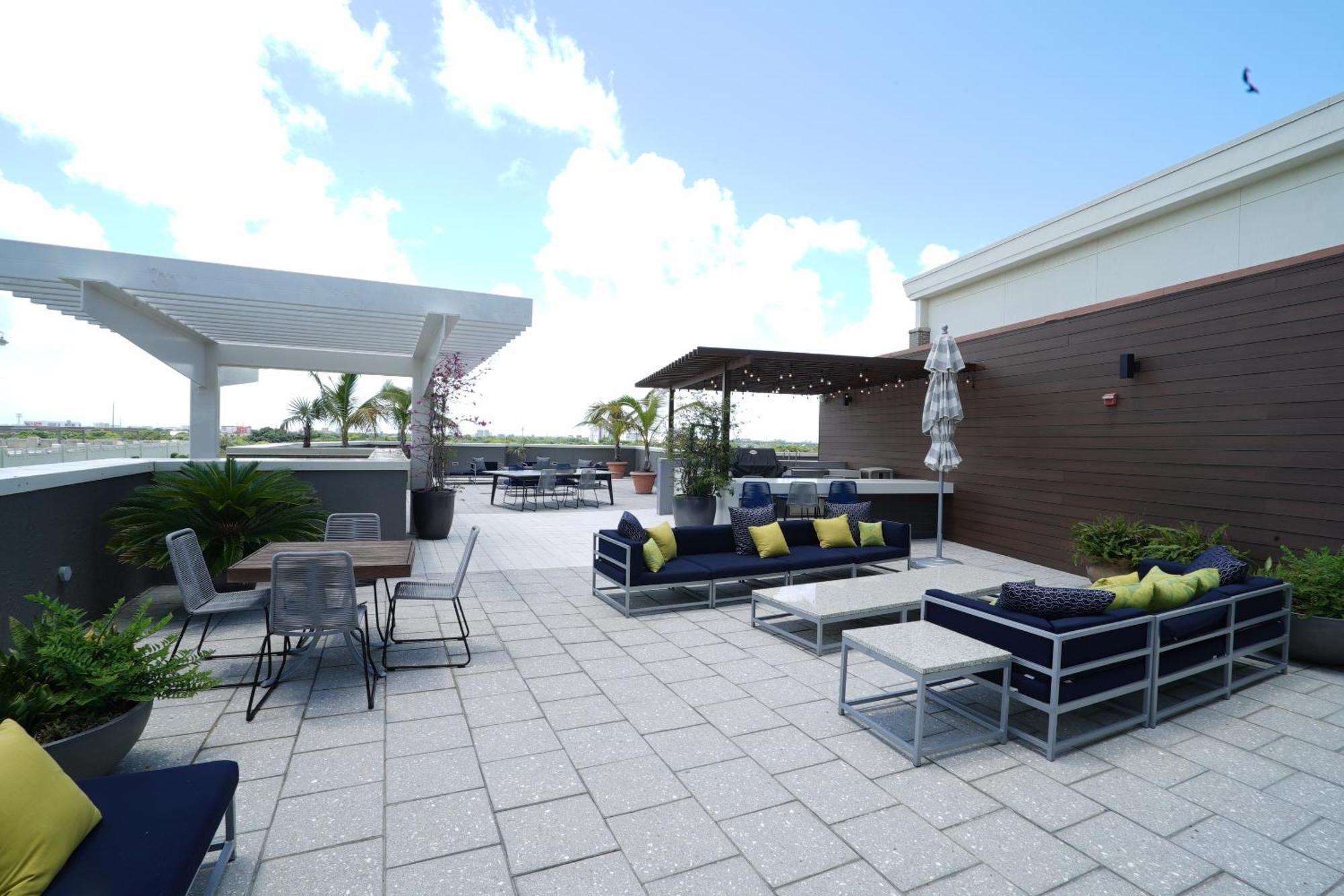 1113-stunning 2br2ba Midblock Free Parking Apartment *