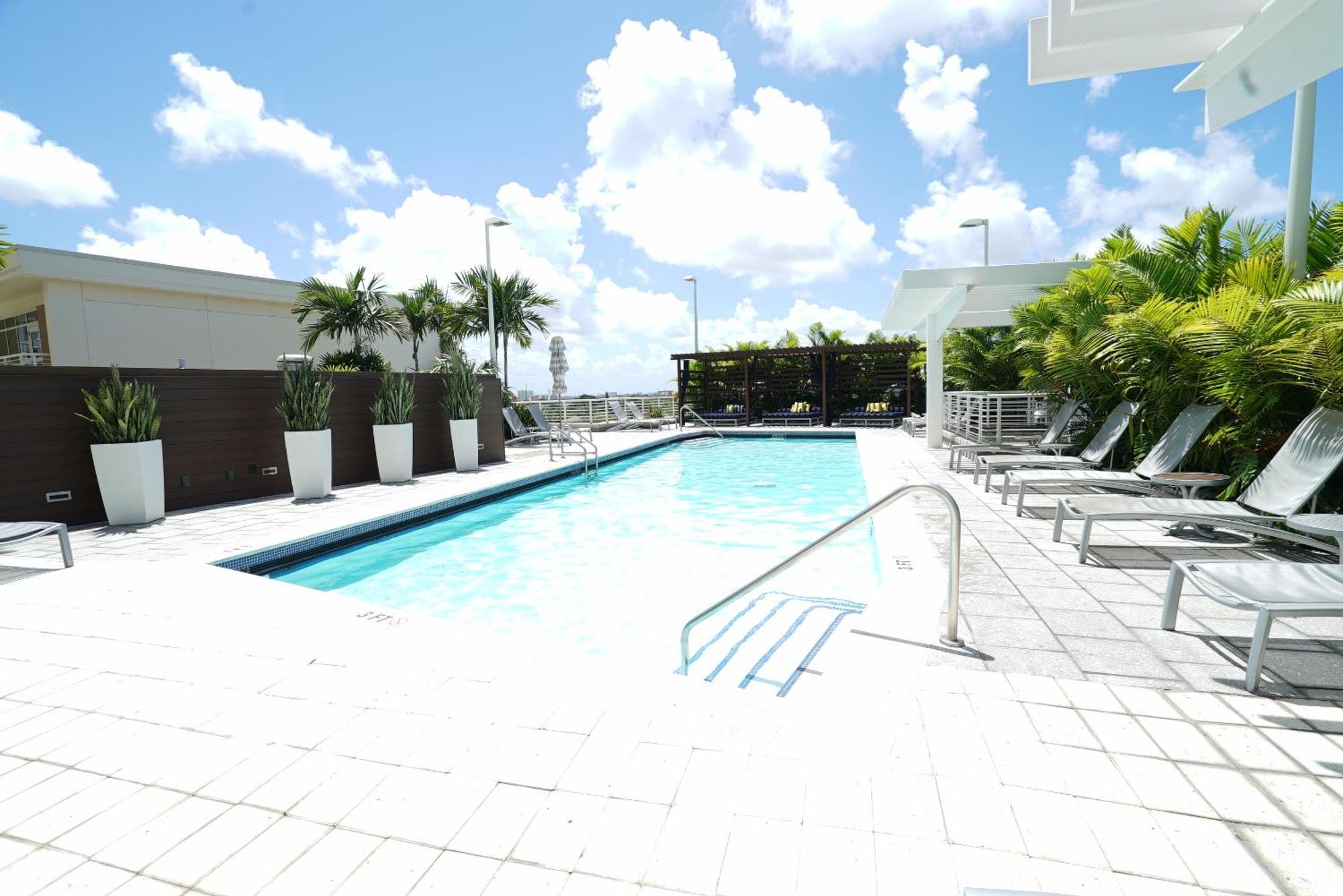 1113-stunning 2br2ba Midblock Free Parking Apartment *